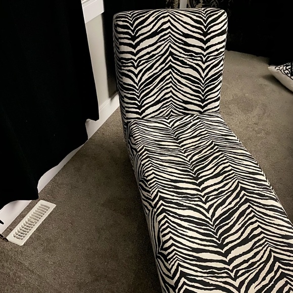 Modern couch - Picture 3 of 4